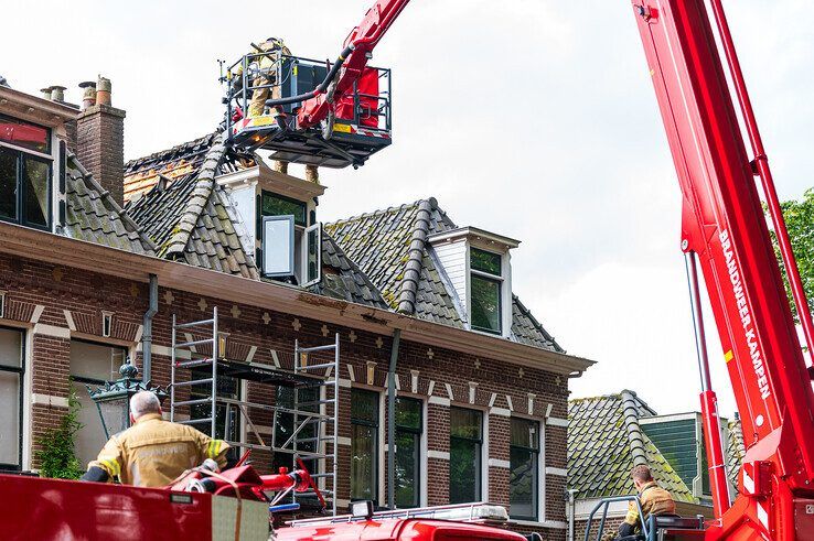 In beeld: Grote brand op zolder en dak van woning in Kamper binnenstad - Foto: Peter Denekamp