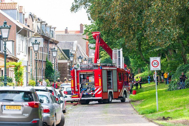 In beeld: Grote brand op zolder en dak van woning in Kamper binnenstad - Foto: Peter Denekamp