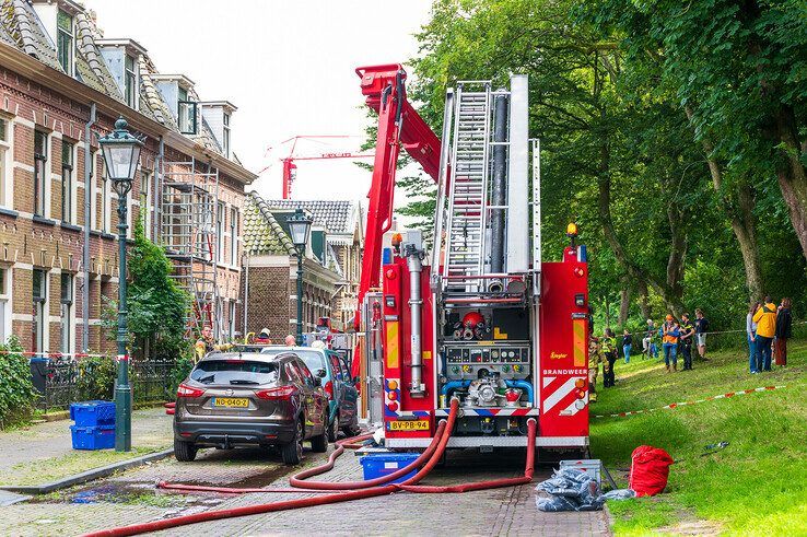 In beeld: Grote brand op zolder en dak van woning in Kamper binnenstad - Foto: Peter Denekamp