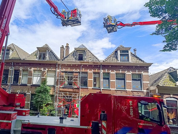 In beeld: Grote brand op zolder en dak van woning in Kamper binnenstad - Foto: Hardo Junte