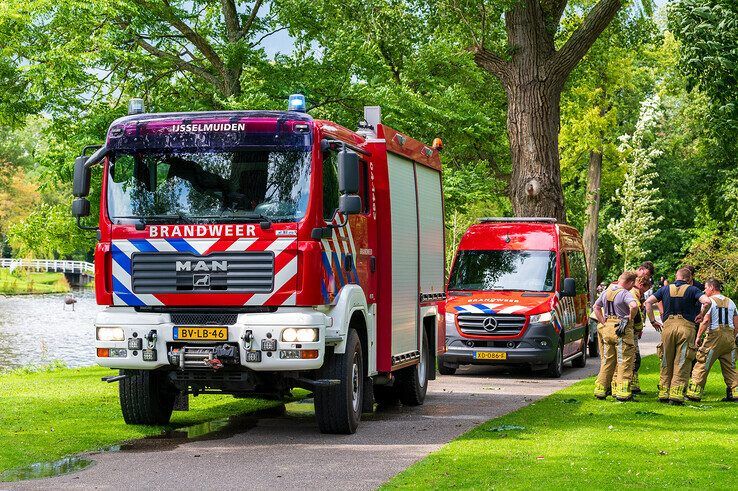 In beeld: Grote brand op zolder en dak van woning in Kamper binnenstad - Foto: Peter Denekamp