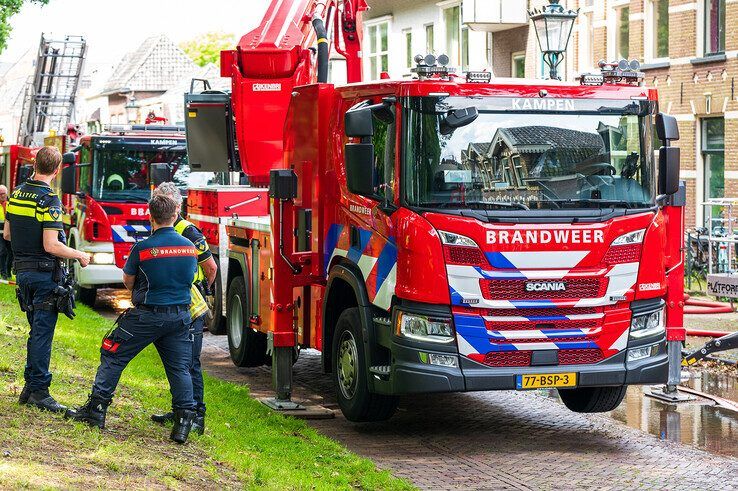 In beeld: Grote brand op zolder en dak van woning in Kamper binnenstad - Foto: Peter Denekamp