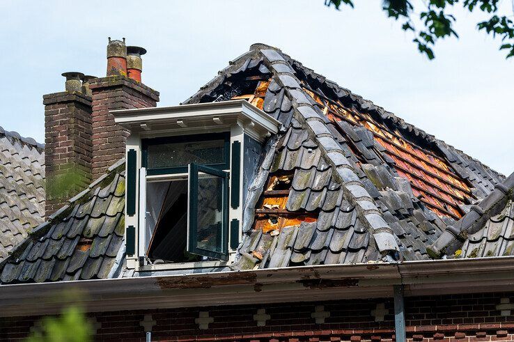 In beeld: Grote brand op zolder en dak van woning in Kamper binnenstad - Foto: Peter Denekamp