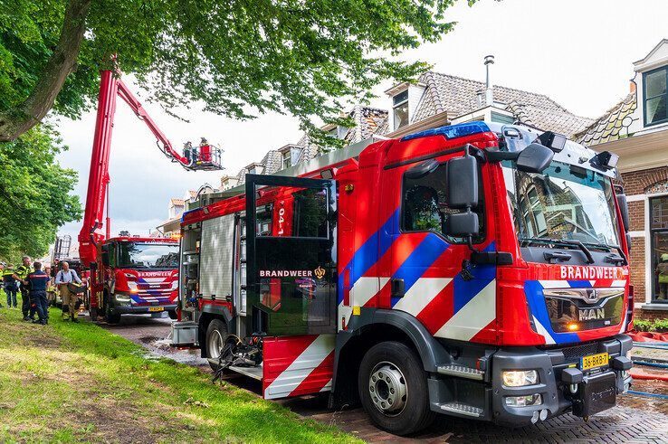 In beeld: Grote brand op zolder en dak van woning in Kamper binnenstad - Foto: Peter Denekamp