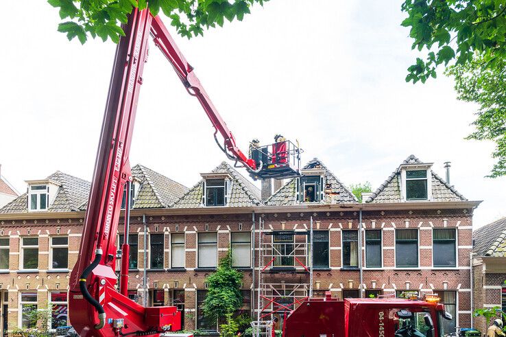 In beeld: Grote brand op zolder en dak van woning in Kamper binnenstad - Foto: Peter Denekamp