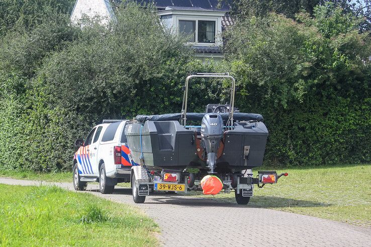 De politie zocht woensdag op de IJssel nabij de Molenbrug naar de vermiste Gerrit Wienen (77). - Foto: Pascal Winter