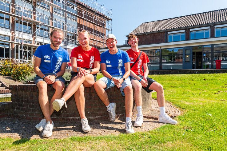 Van linksaf Jorne, Laura, Falko en Siebe in de binnentuin van KPZ. - Foto: Peter Denekamp