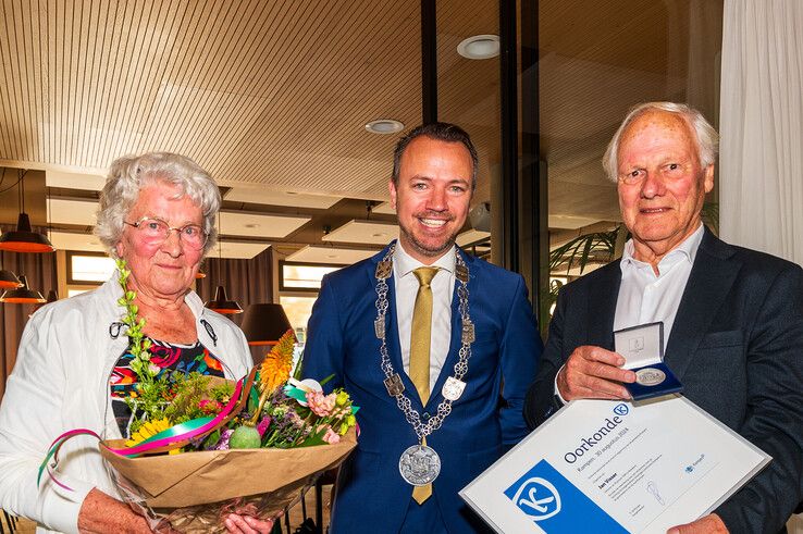 Jan Visser is onderscheiden met de zilveren erepenning van de gemeente Kampen. - Foto: Peter Denekamp