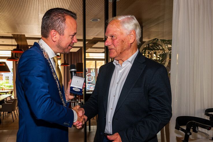 Jan Visser ontvangt zilveren legpenning van gemeente Kampen - Foto: Peter Denekamp