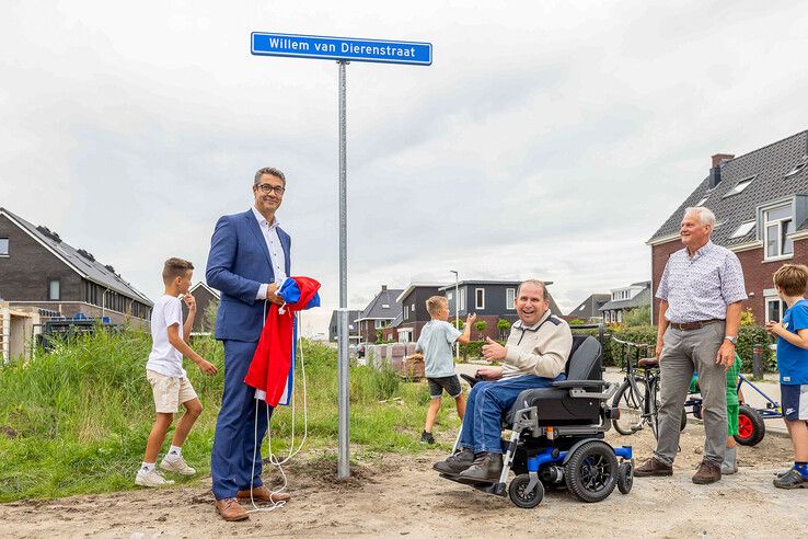 Wethouder Jan Peter van der Sluis bij het nieuwe straatnaambord in Wilsum. - Foto: Gemeente Kampen