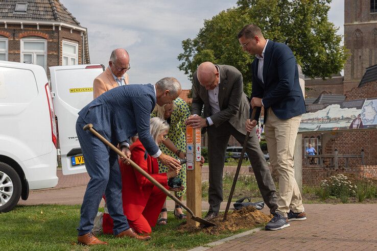 De wethouders en gedeputeerde plaatsen de eerste routepaal in Hasselt. - Foto: Jacob Hoeve