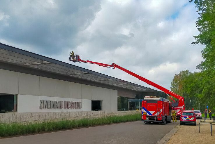 Binnen 20 minuten woeden er twee middelbranden in Kampen: Evacuatie bij zwembadbrand en flinke buitenbrand - Foto: Joop van Dijk