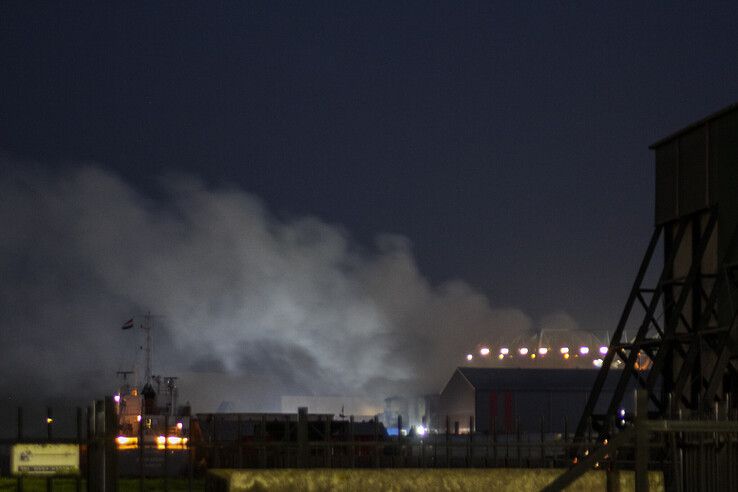 Woensdagochtend kwam er nog steeds veel rook vrij. - Foto: Pascal Winter