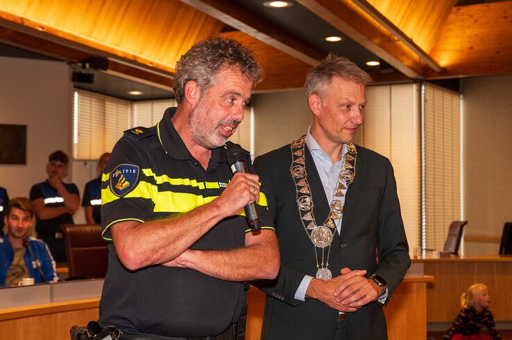 Gert Veurink (links) wordt de nieuwe politiechef van Oost-Nederland. - Foto: Peter Denekamp