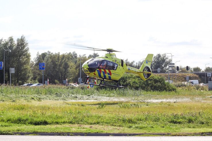 De traumaheli landde op het grasveld naast de KFC. - Foto: Pascal Winter