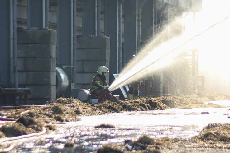 Grote brand in loods vol stro op industrieterrein in Kampen - Foto: Pascal Winter