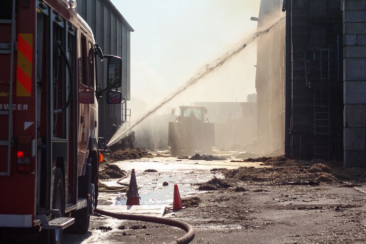 Grote brand in loods vol stro op industrieterrein in Kampen - Foto: Pascal Winter