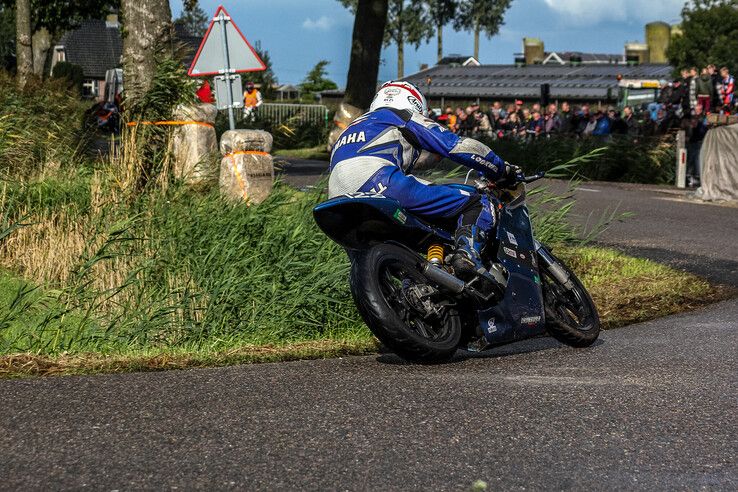 In beeld: Klassieke motoren scheuren door kerkdorp onder de rook van Kampen - Foto: Pascal Winter