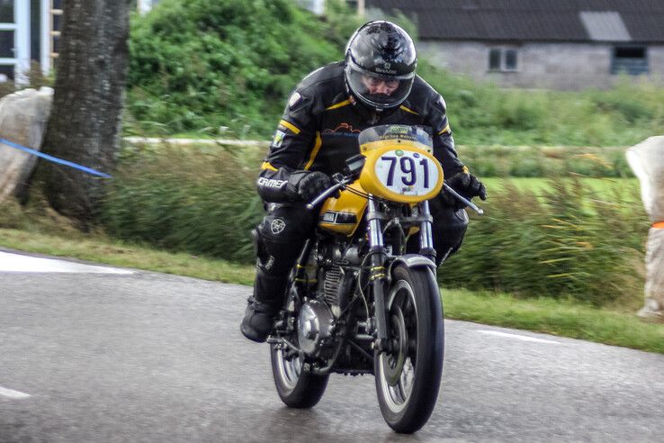 In beeld: Klassieke motoren scheuren door kerkdorp onder de rook van Kampen - Foto: Pascal Winter