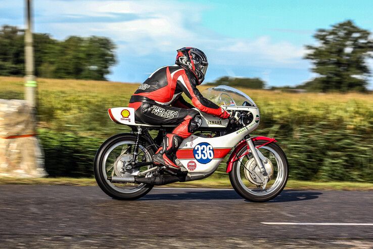 In beeld: Klassieke motoren scheuren door kerkdorp onder de rook van Kampen - Foto: Pascal Winter