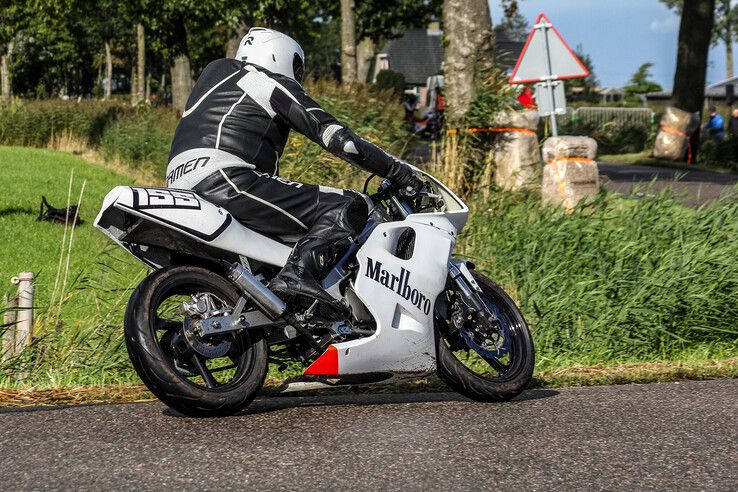 In beeld: Klassieke motoren scheuren door kerkdorp onder de rook van Kampen - Foto: Pascal Winter