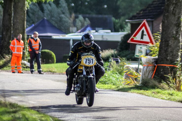 In beeld: Klassieke motoren scheuren door kerkdorp onder de rook van Kampen - Foto: Pascal Winter