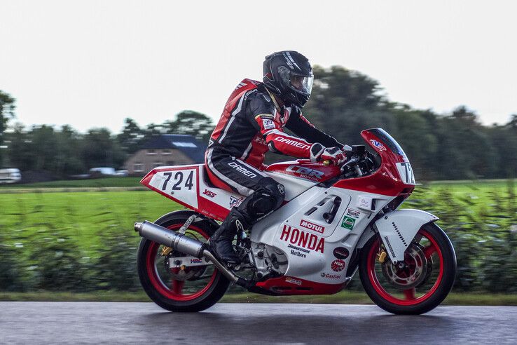 In beeld: Klassieke motoren scheuren door kerkdorp onder de rook van Kampen - Foto: Pascal Winter