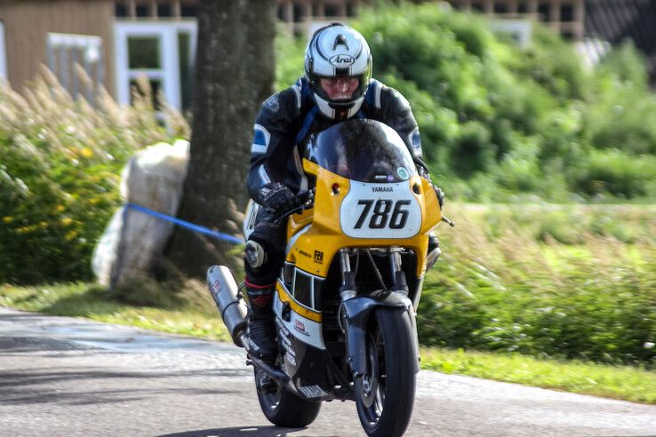 In beeld: Klassieke motoren scheuren door kerkdorp onder de rook van Kampen - Foto: Pascal Winter