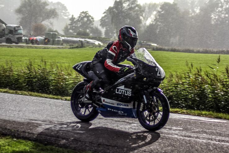 In beeld: Klassieke motoren scheuren door kerkdorp onder de rook van Kampen - Foto: Pascal Winter