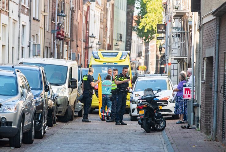 Een scooterrijder ging snoeihard onderuit in de Voorstraat. - Foto: Hugo Janssen