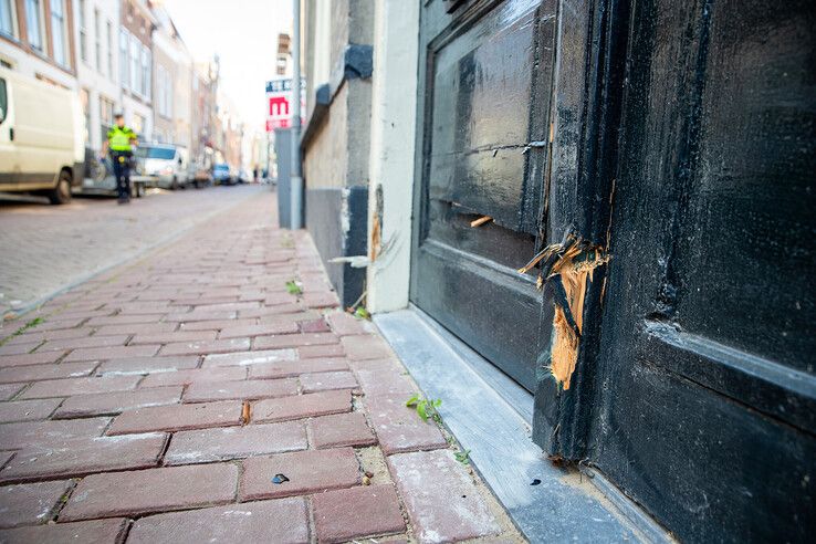 De beschadigde houten deur. - Foto: Hugo Janssen