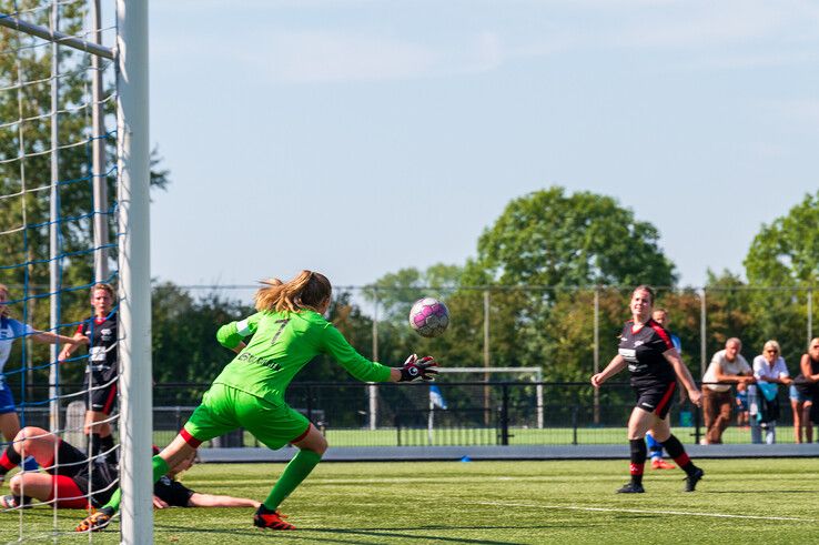 In beeld: ZAC Vrouwen probleemloos langs Go Ahead Kampen - Foto: Peter Denekamp