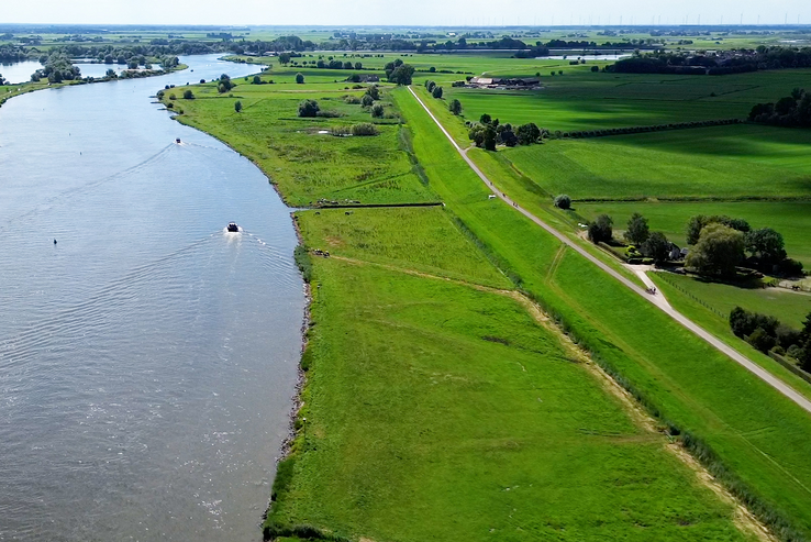 De dijk tussen IJsselmuiden en Zwolle. - Foto: WDODelta