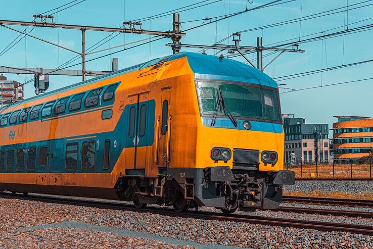 Een Intercity van NS rijdt vanuit Zwolle richting Kampen-Zuid. - Foto: Peter Denekamp