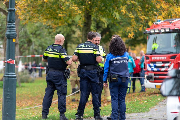 Auto te water geraakt in IJssel bij Kampen, geen gewonden - Foto: Ruben Meinten