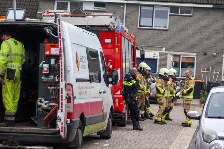 Hulpdiensten bij de woning op de Waterkers. - Foto: Pascal Winter