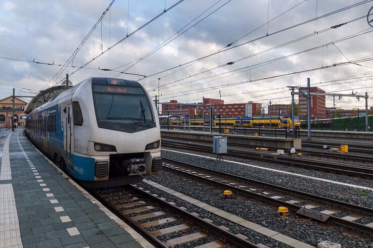 Een trein van Keolis op het station in Zwolle. - Foto: Peter Denekamp