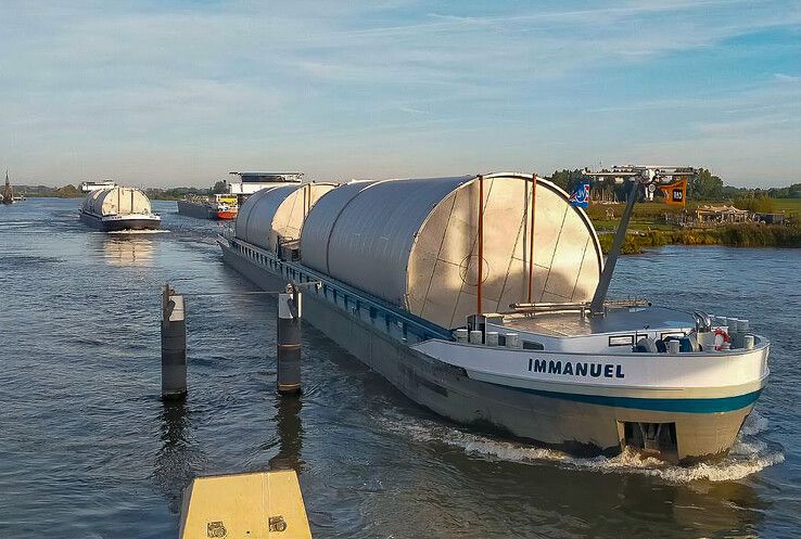 De twee vrachtschepen met silo's zondagochtend bij Kampen. - Foto: Joop van Dijk