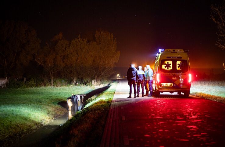 Auto belandt in sloot in Zwolle, bestuurster door politie Kampen opgespoord - Foto: Hugo Janssen