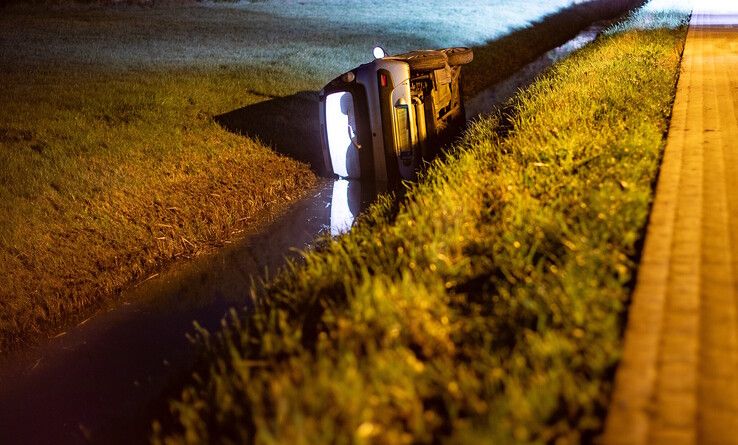 Auto belandt in sloot in Zwolle, bestuurster door politie Kampen opgespoord - Foto: Hugo Janssen