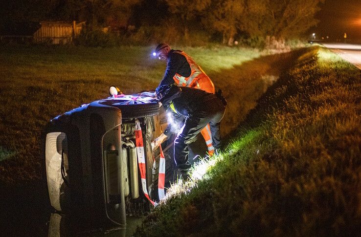 Auto belandt in sloot in Zwolle, bestuurster door politie Kampen opgespoord - Foto: Hugo Janssen