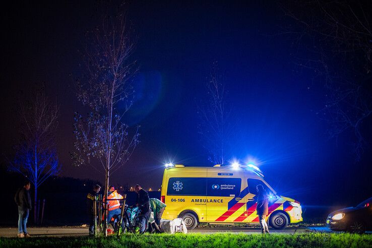 Een wielrenner en automobilist kwamen met elkaar in botsing op de donkere weg. - Foto: Hugo Janssen