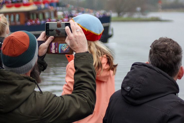 In beeld: Sinterklaas en zijn pieten komen aan in Kampen - Foto: Pascal Winter