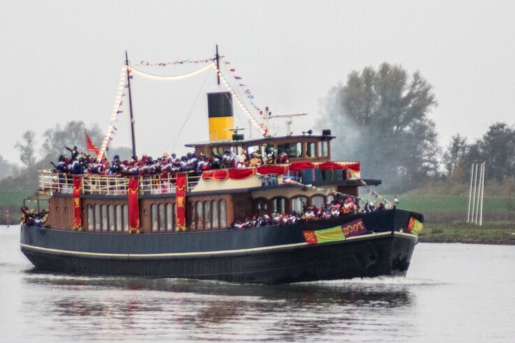 In beeld: Sinterklaas en zijn pieten komen aan in Kampen - Foto: Pascal Winter