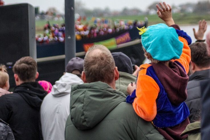 In beeld: Sinterklaas en zijn pieten komen aan in Kampen - Foto: Pascal Winter