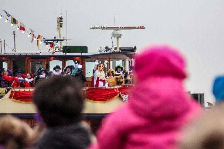 In beeld: Sinterklaas en zijn pieten komen aan in Kampen - Foto: Pascal Winter