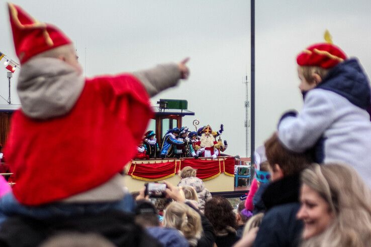 In beeld: Sinterklaas en zijn pieten komen aan in Kampen - Foto: Pascal Winter