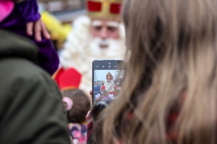 In beeld: Sinterklaas en zijn pieten komen aan in Kampen - Foto: Pascal Winter