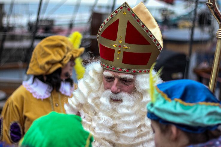 In beeld: Sinterklaas en zijn pieten komen aan in Kampen - Foto: Pascal Winter