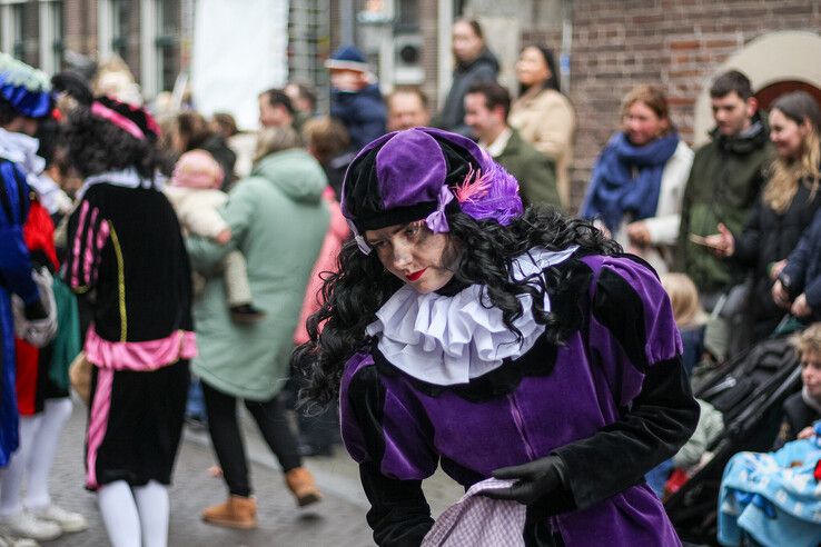 In beeld: Sinterklaas en zijn pieten komen aan in Kampen - Foto: Pascal Winter